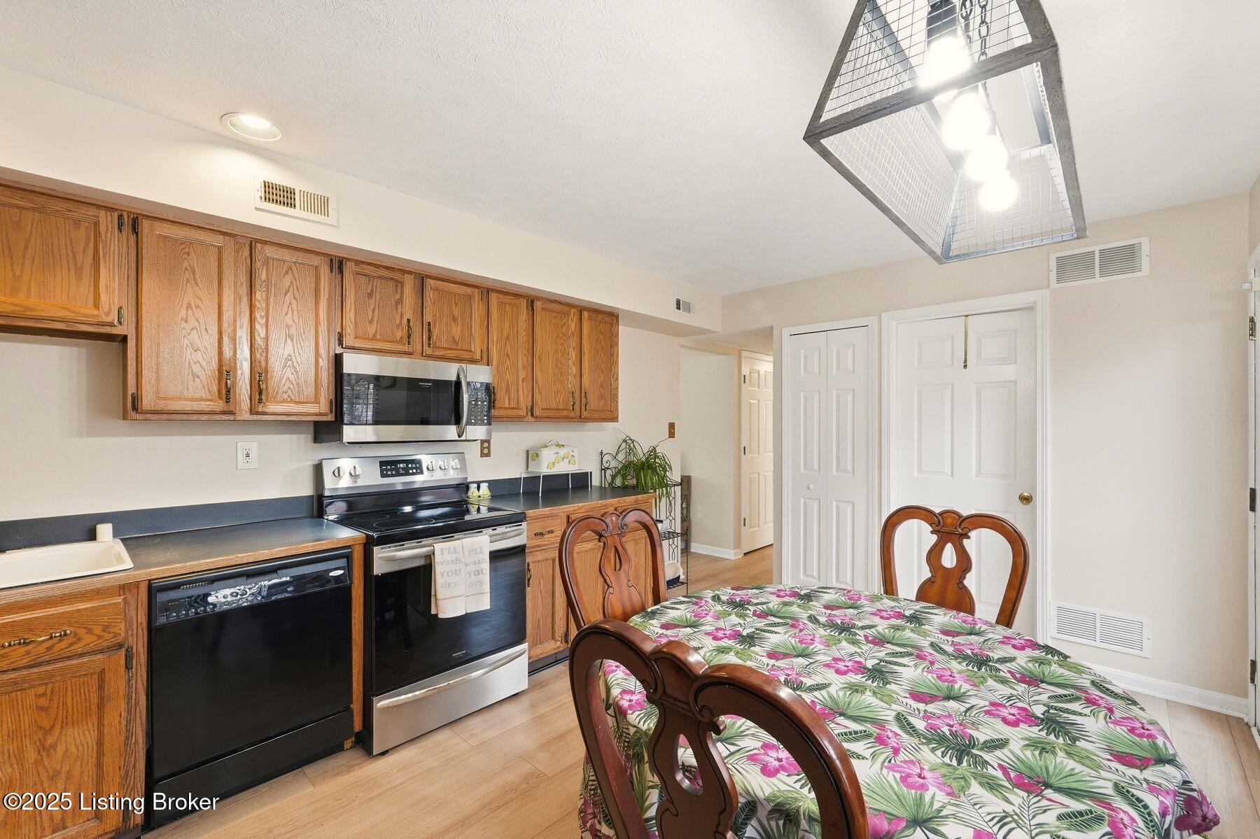 10100 Settlers Crest Ln