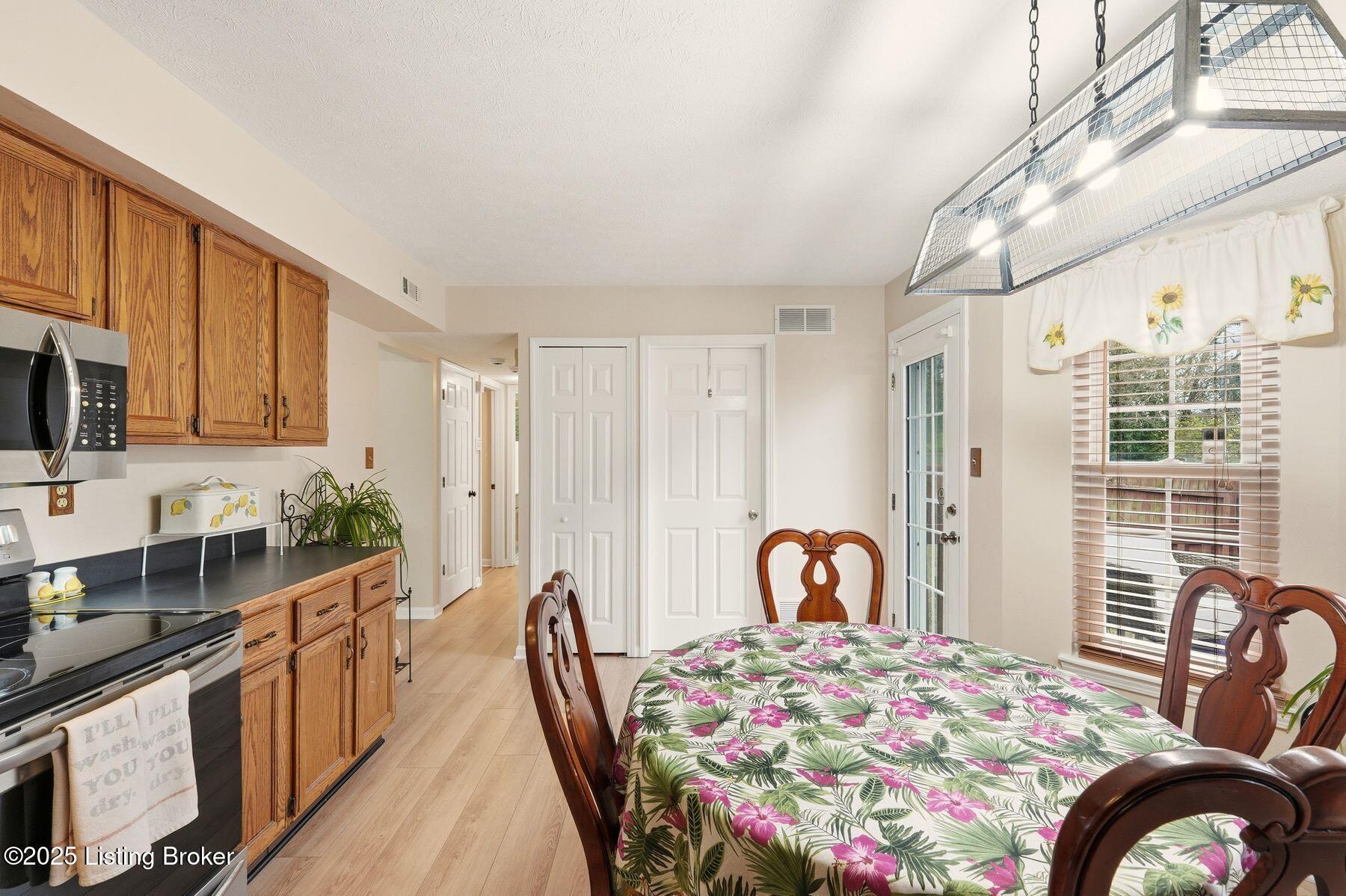 10100 Settlers Crest Ln