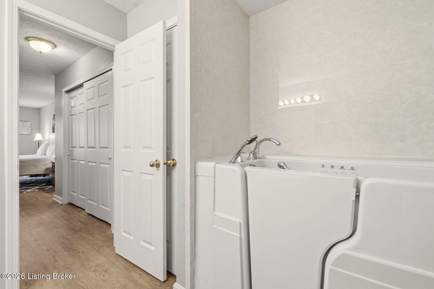 210 Charlton Wynde Dr 5