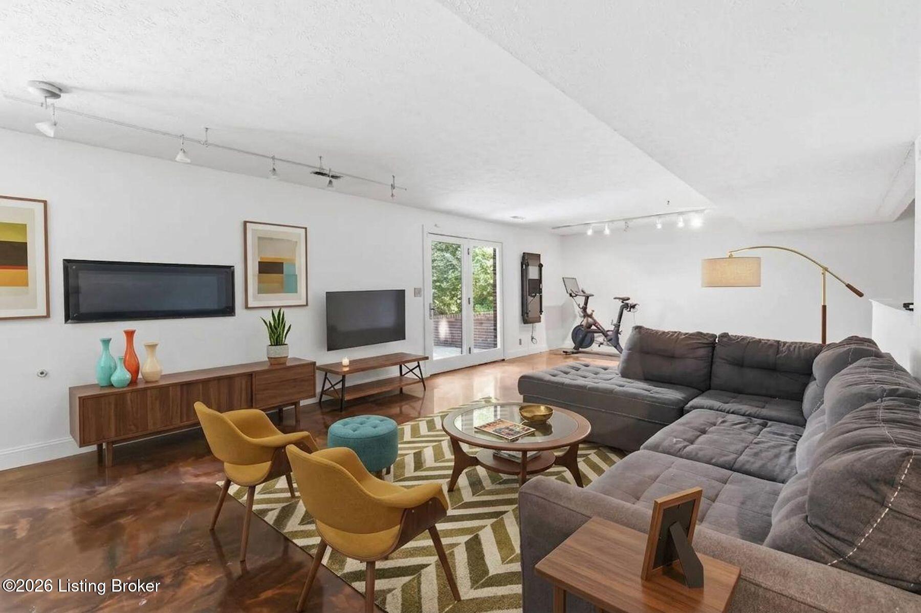 4319 Comanche Trail