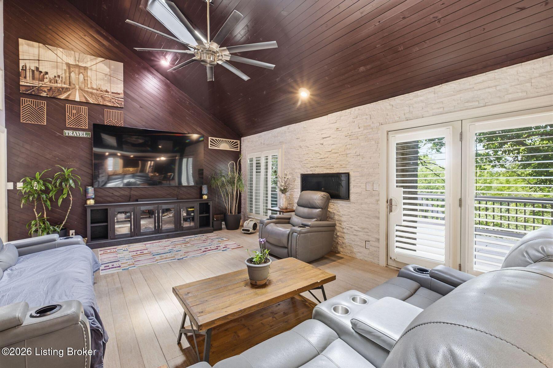 4319 Comanche Trail