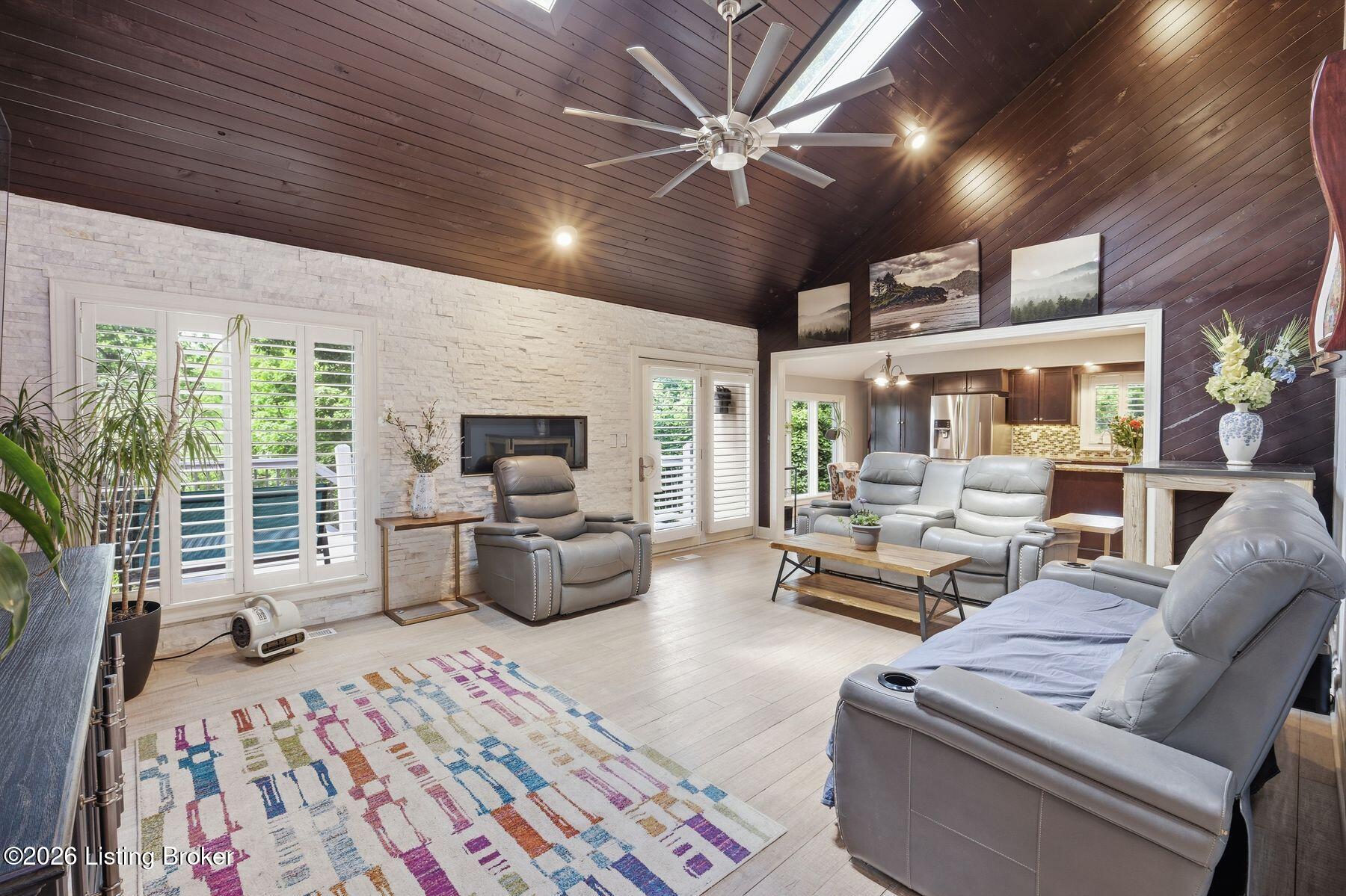 4319 Comanche Trail
