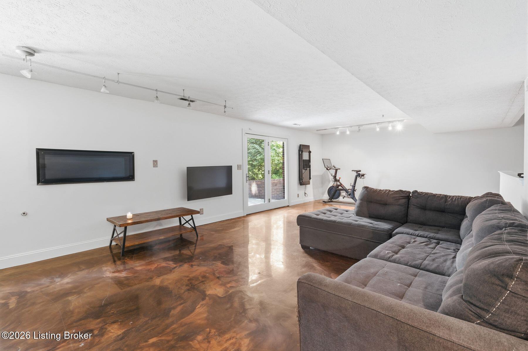 4319 Comanche Trail
