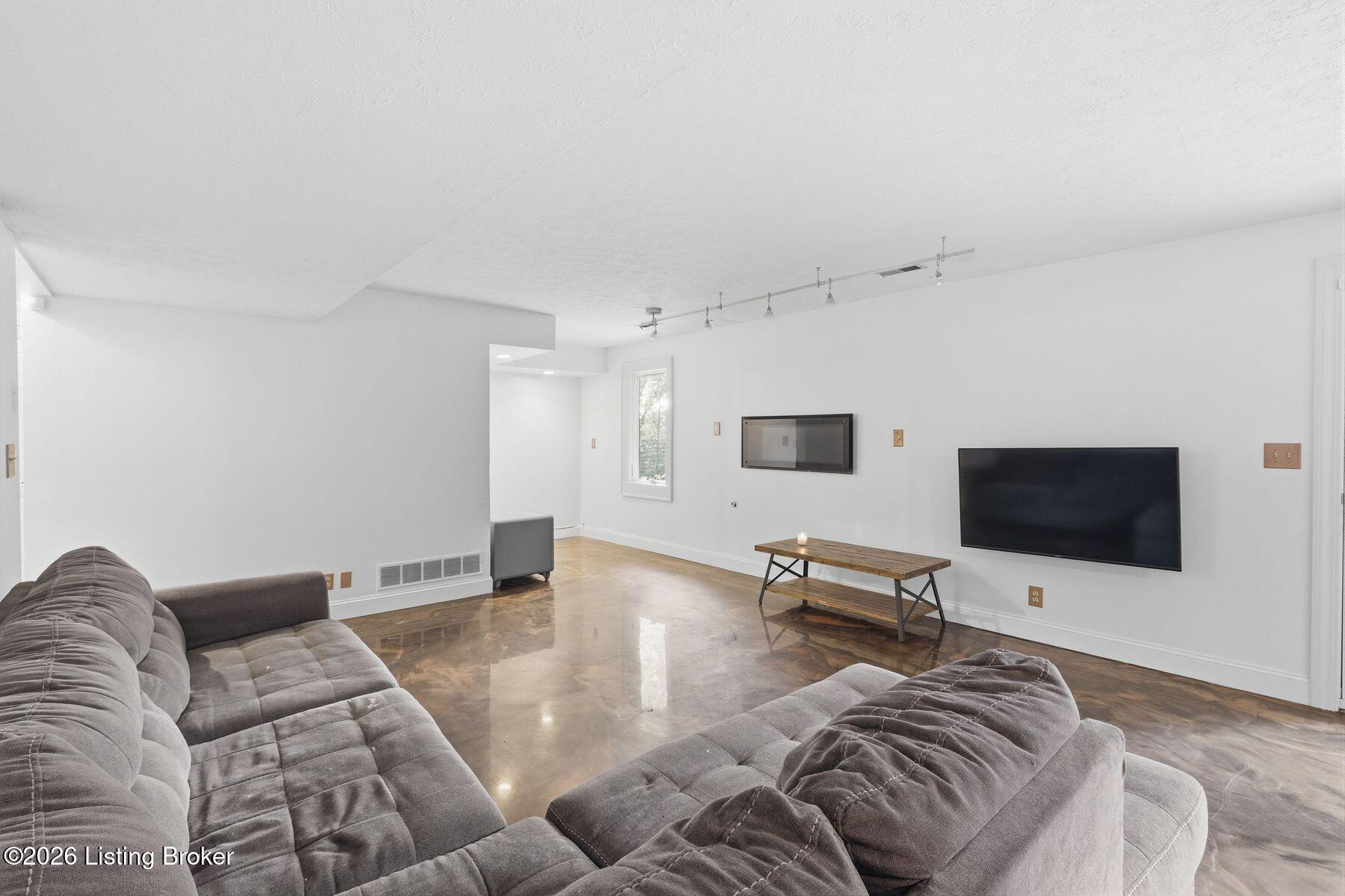 4319 Comanche Trail