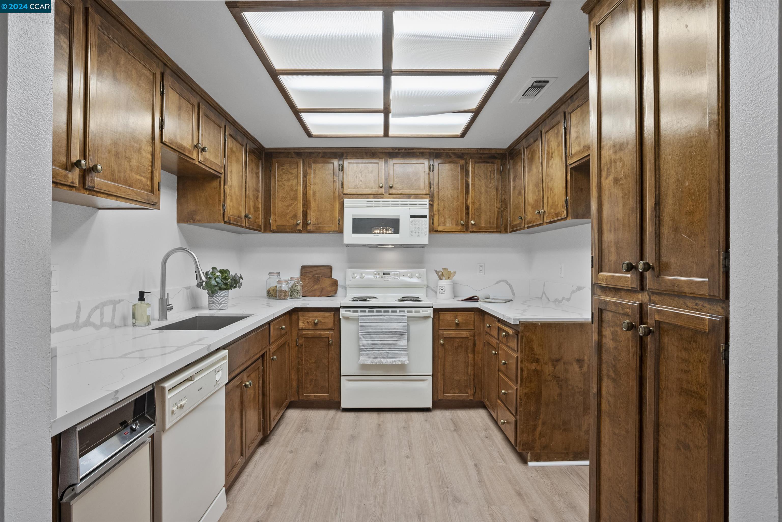 204 Buena Vida Ct, Martinez