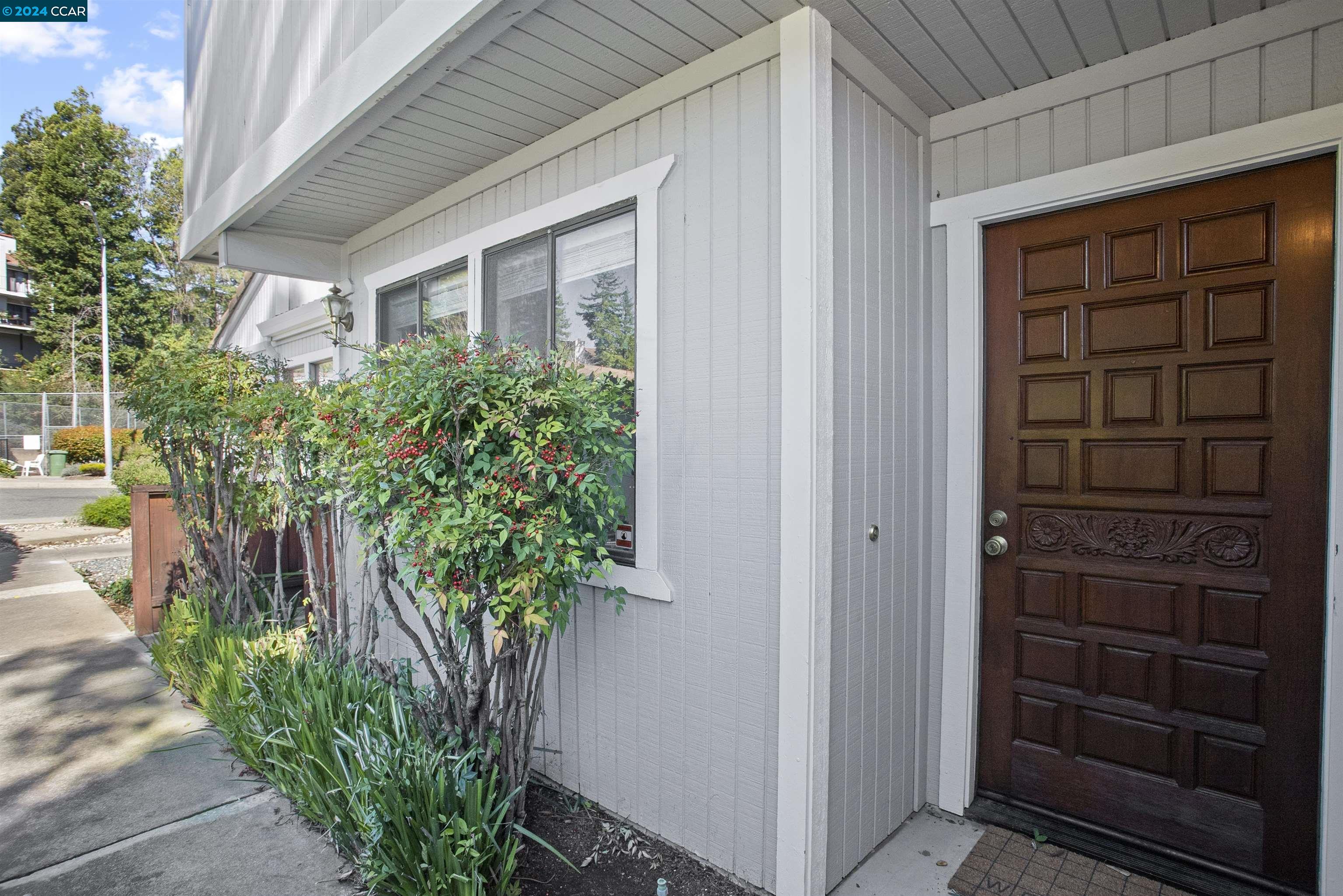 204 Buena Vida Ct, Martinez