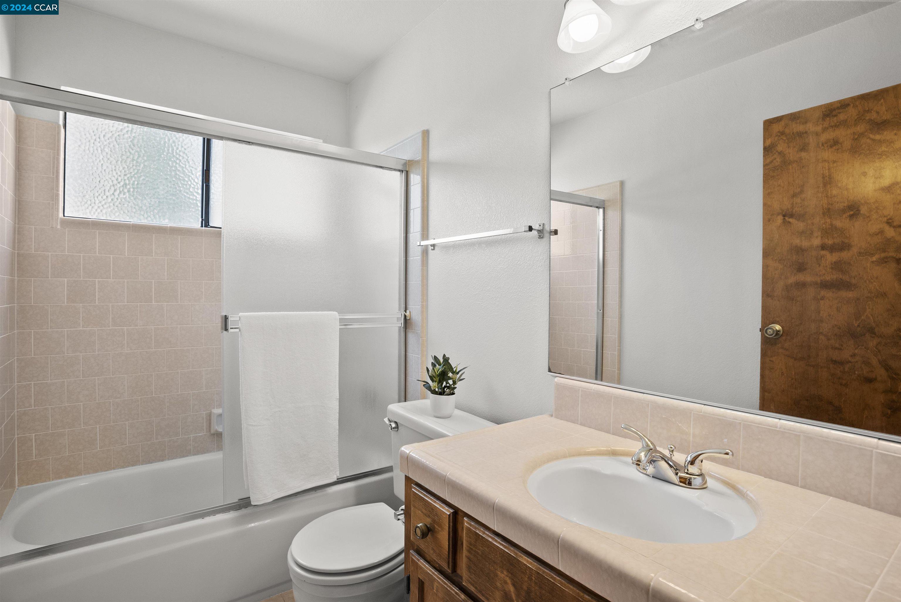 204 Buena Vida Ct, Martinez