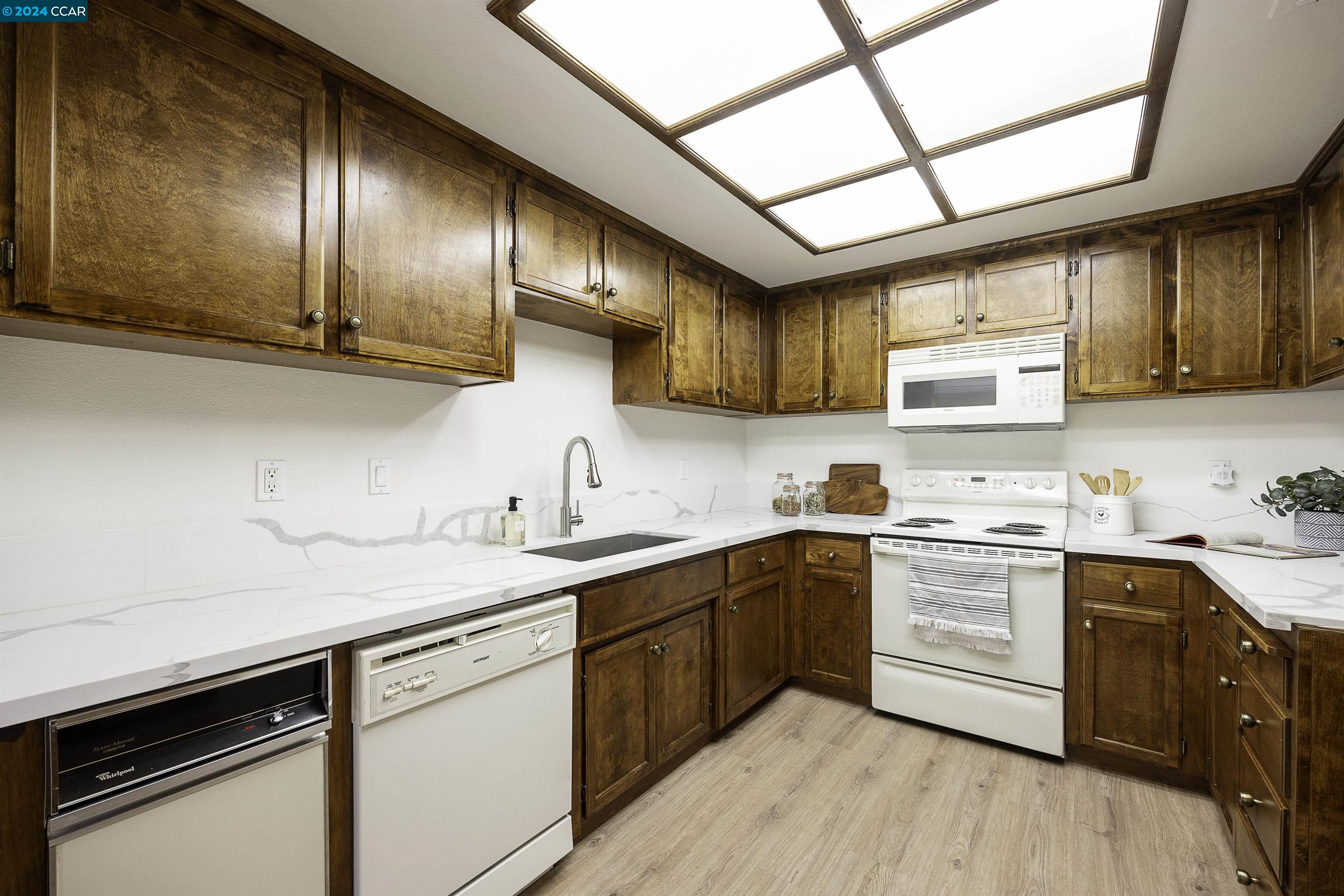204 Buena Vida Ct, Martinez