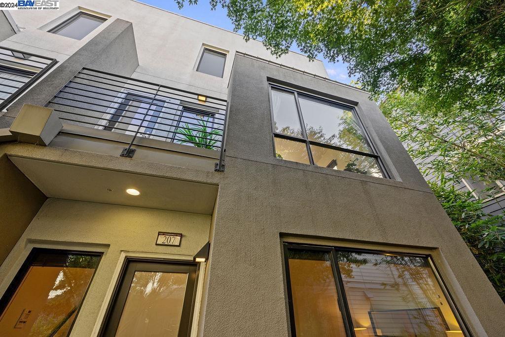 207 Palisade Drive, Oakland 