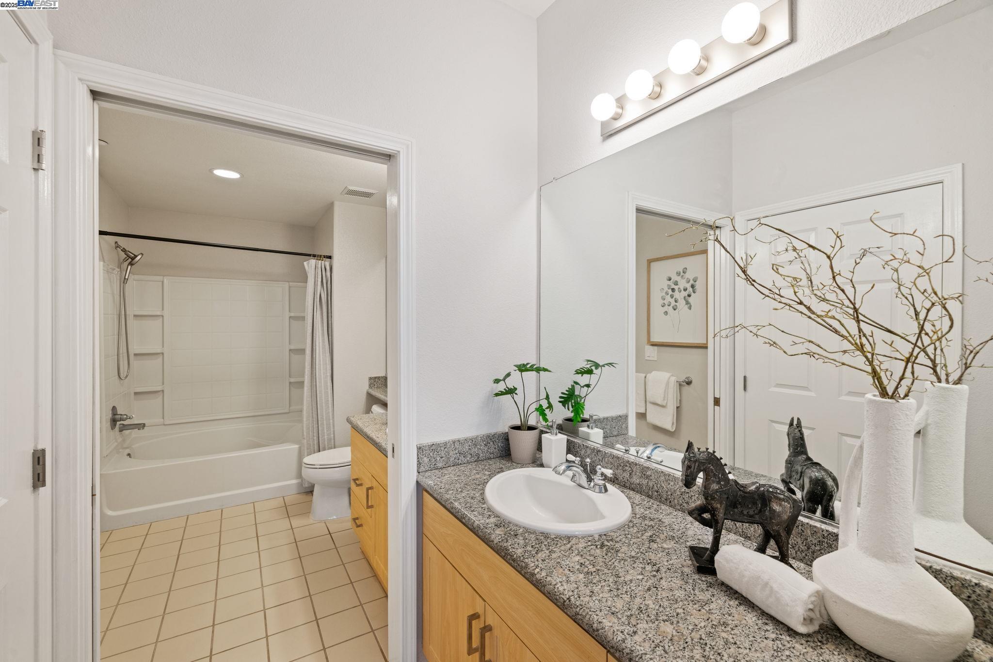 1121 40th Street #2406, Emeryville