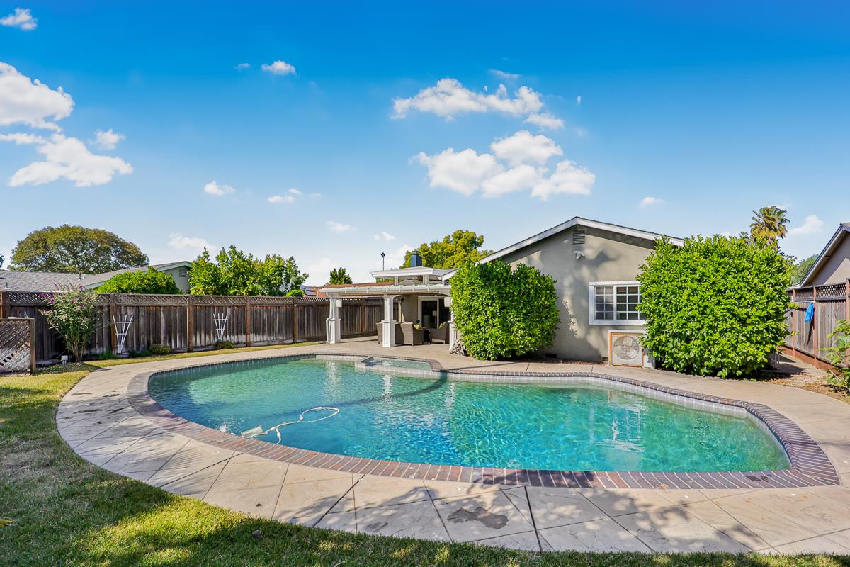 3821 Villa Glen Way
