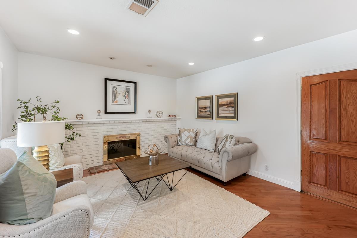 3821 Villa Glen Way