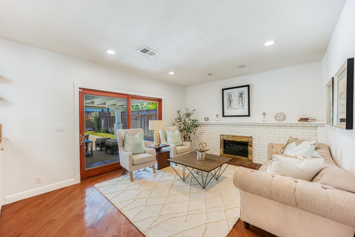 3821 Villa Glen Way