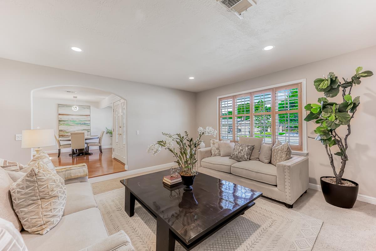 3821 Villa Glen Way