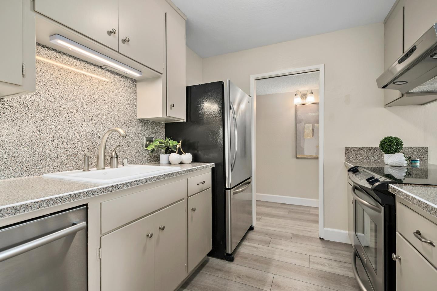 1458 Hudson Street 211