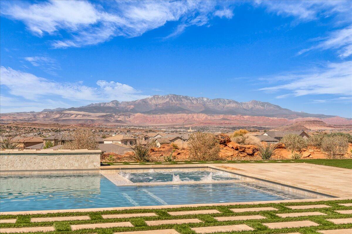 2787 E Cliff Shadow DR