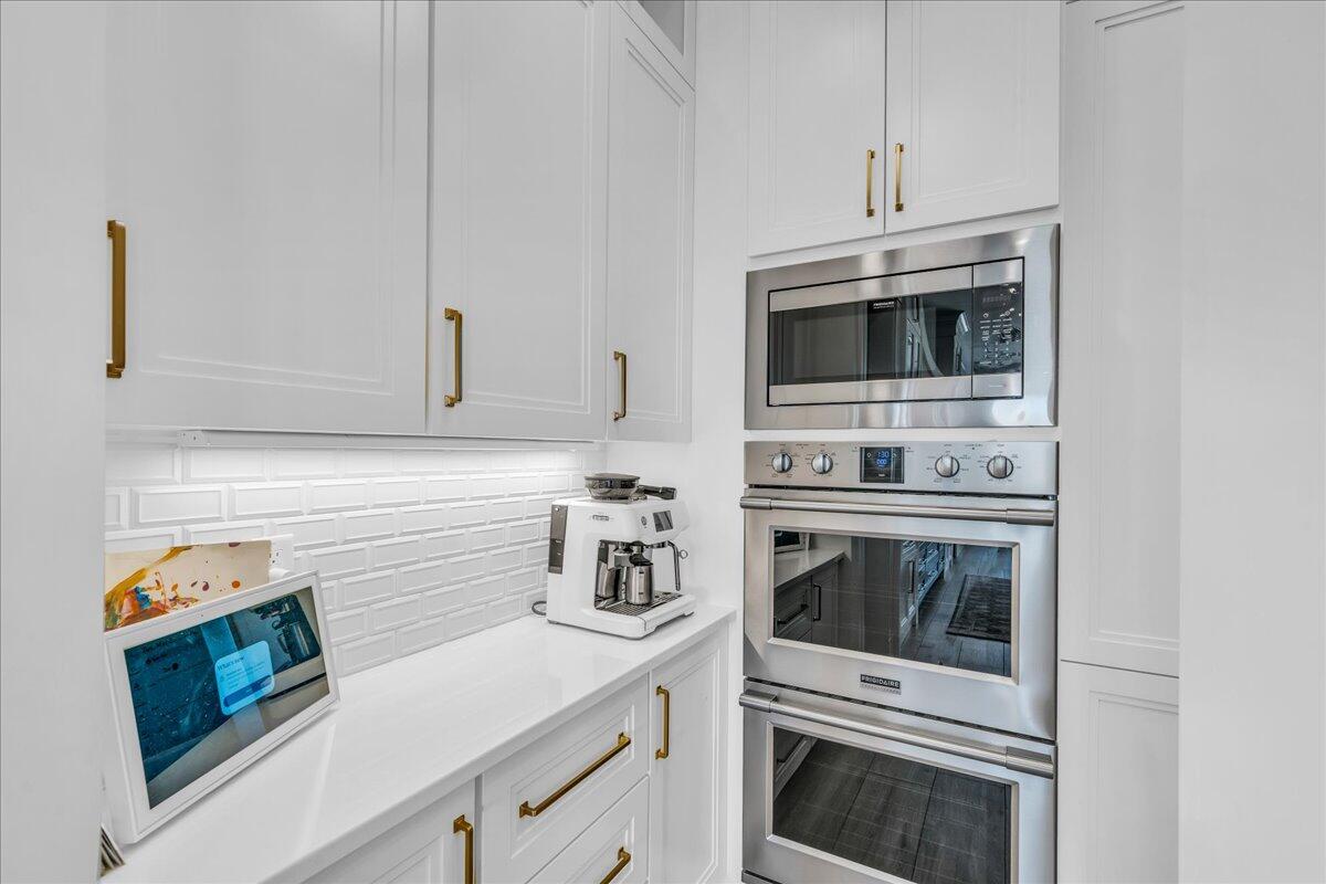 2787 E Cliff Shadow DR