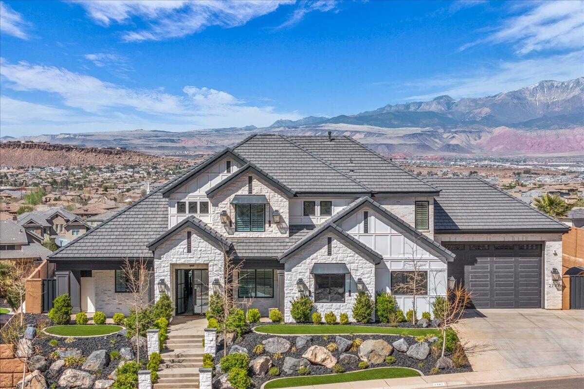 2787 E Cliff Shadow DR