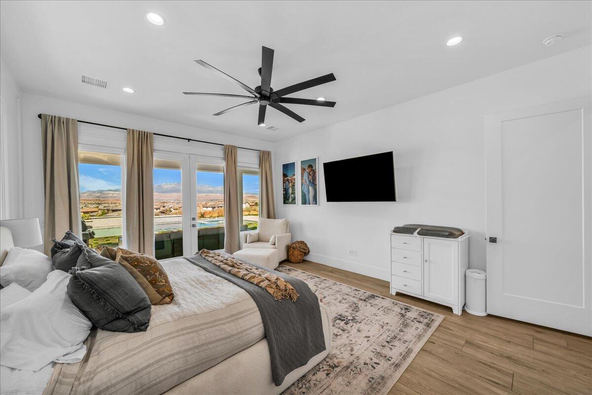 2787 E Cliff Shadow DR