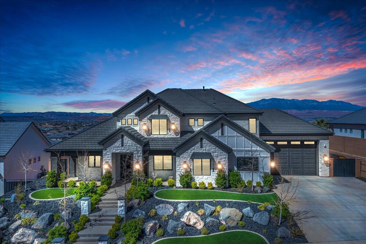 2787 E Cliff Shadow DR