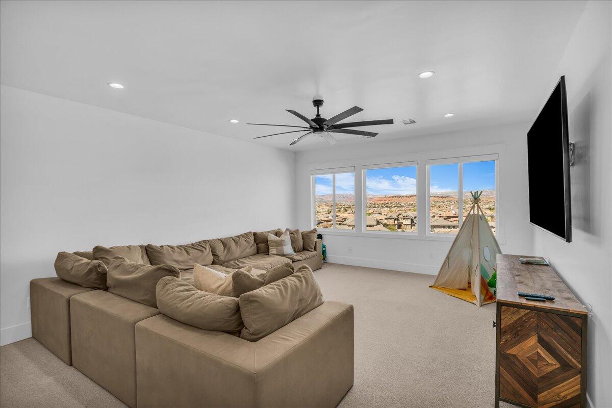 2787 E Cliff Shadow DR