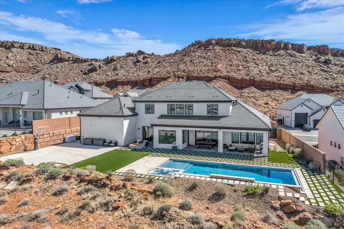 2787 E Cliff Shadow DR