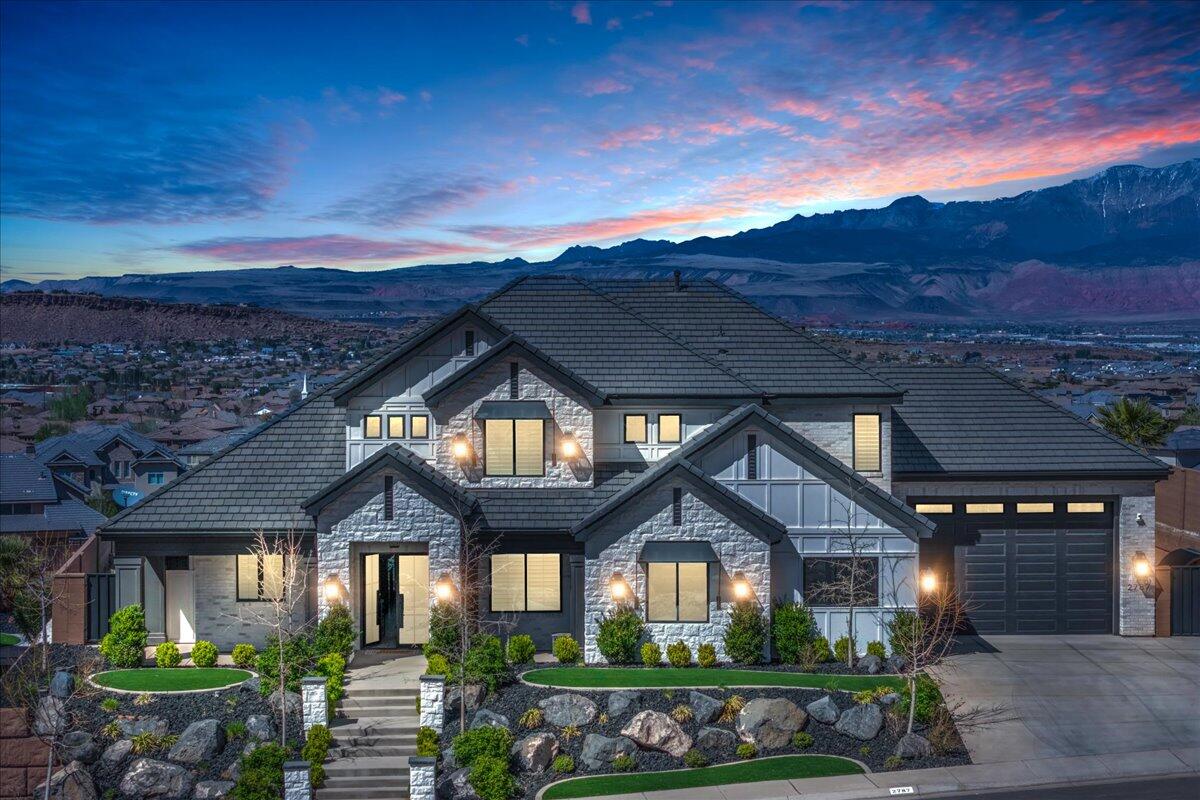 2787 E Cliff Shadow DR