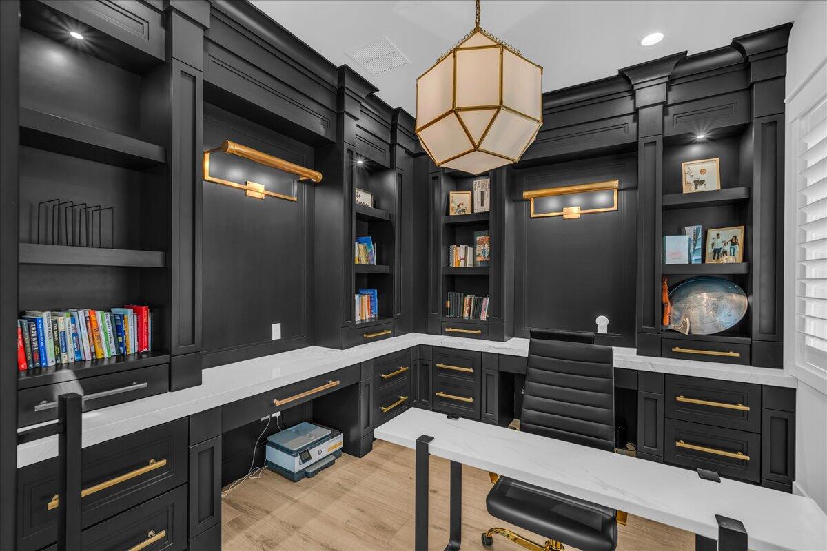 2787 E Cliff Shadow DR