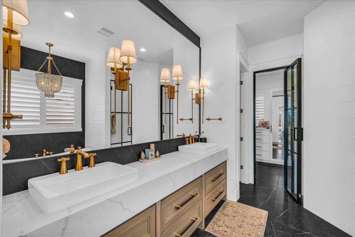 2787 E Cliff Shadow DR