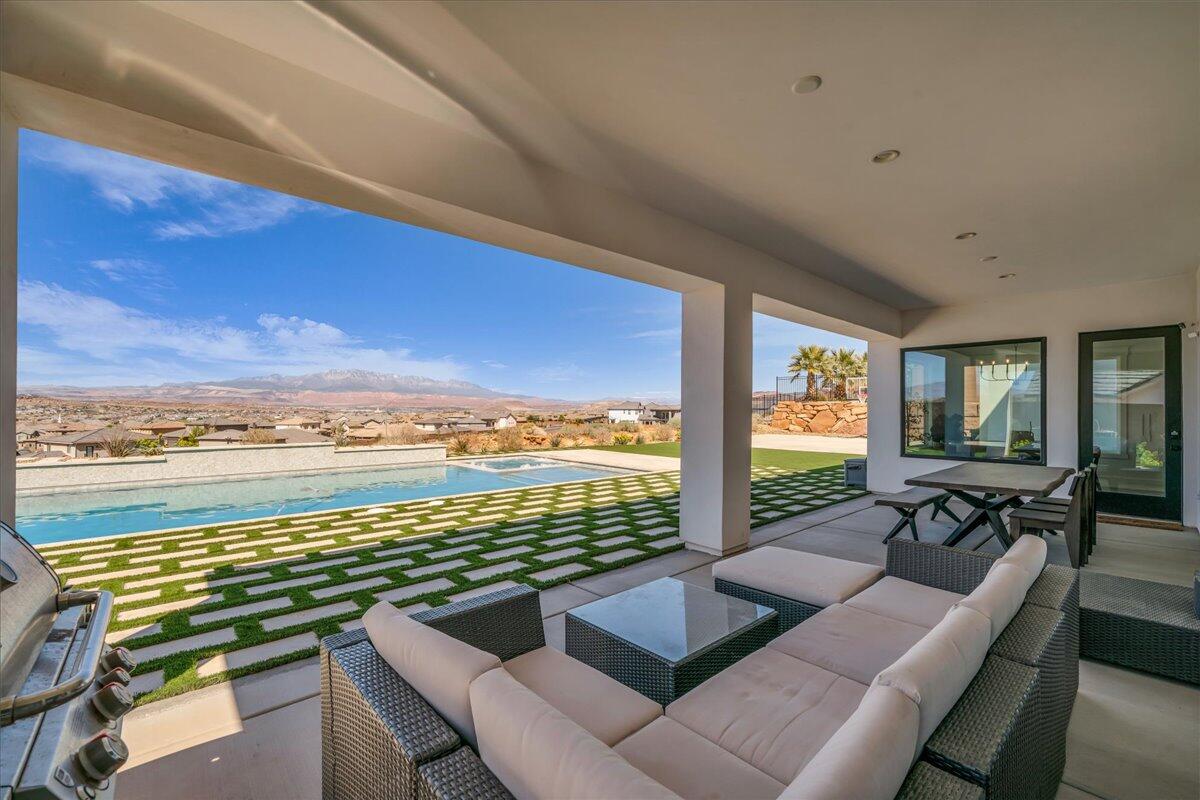 2787 E Cliff Shadow DR