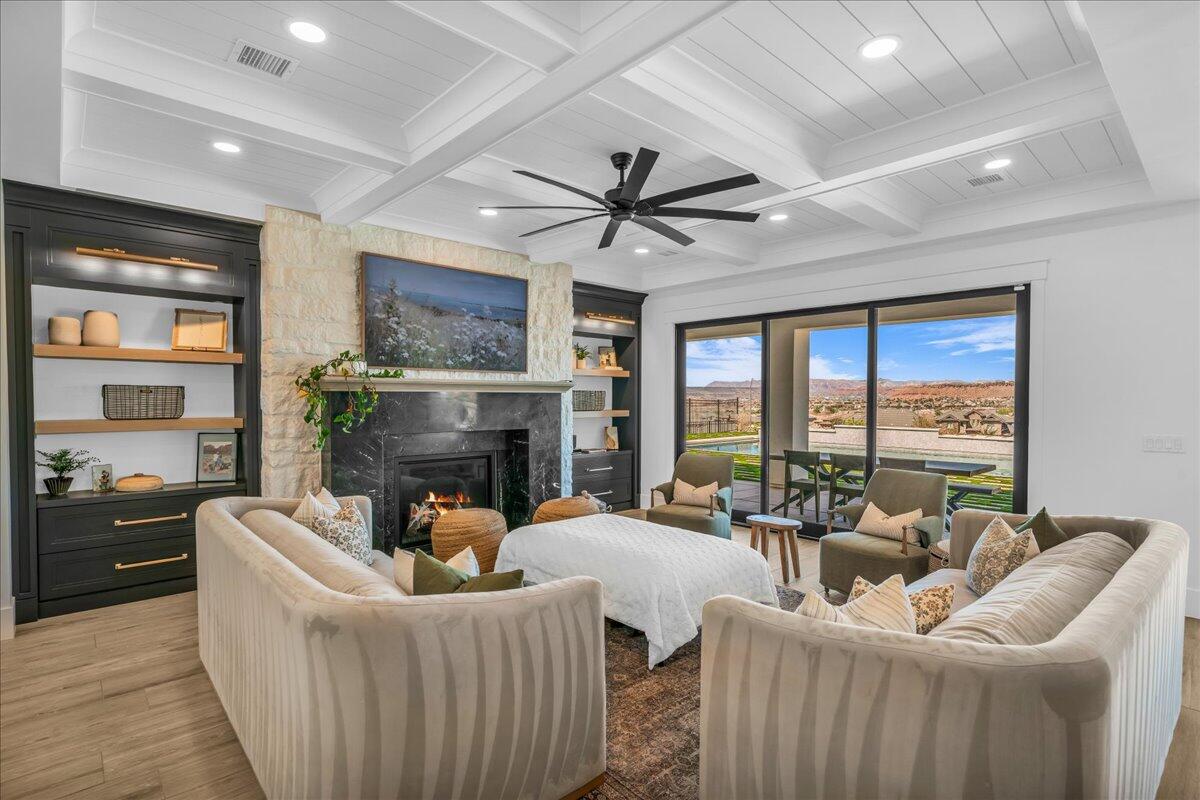 2787 E Cliff Shadow DR