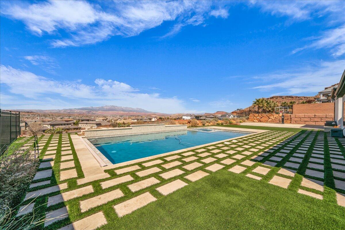 2787 E Cliff Shadow DR