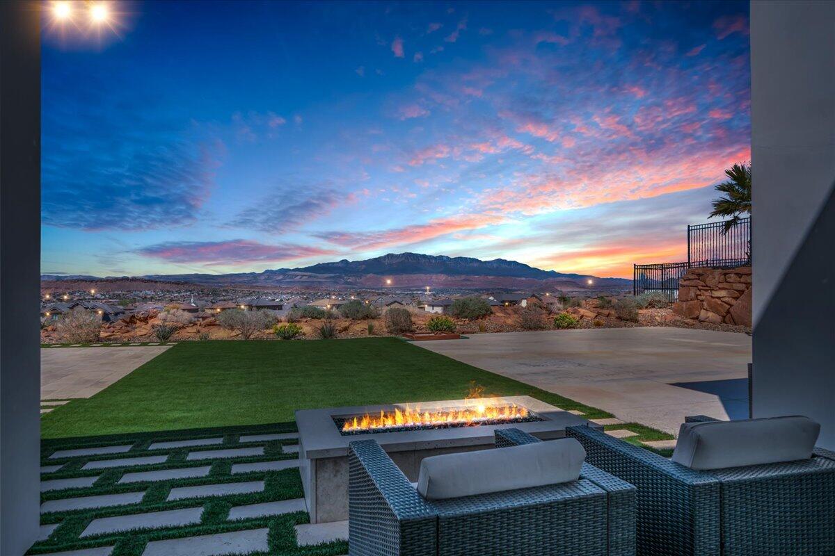 2787 E Cliff Shadow DR