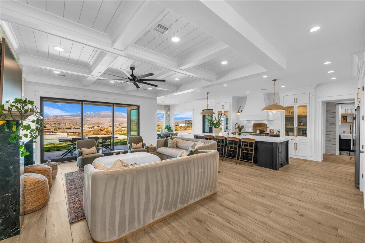 2787 E Cliff Shadow DR