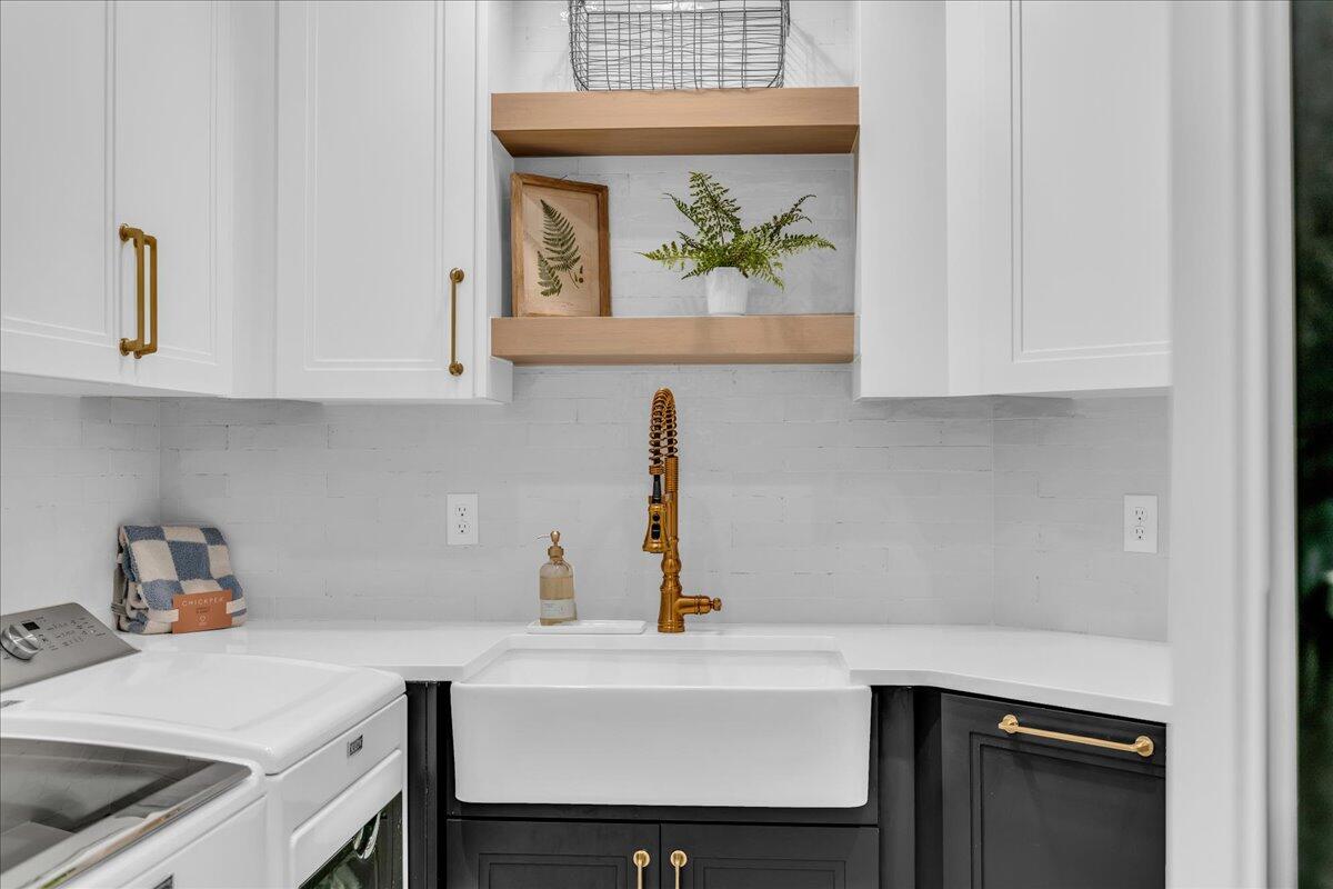 2787 E Cliff Shadow DR