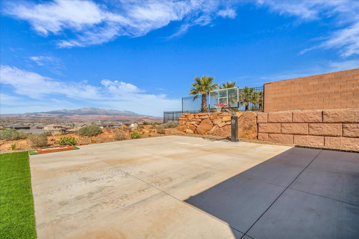 2787 E Cliff Shadow DR