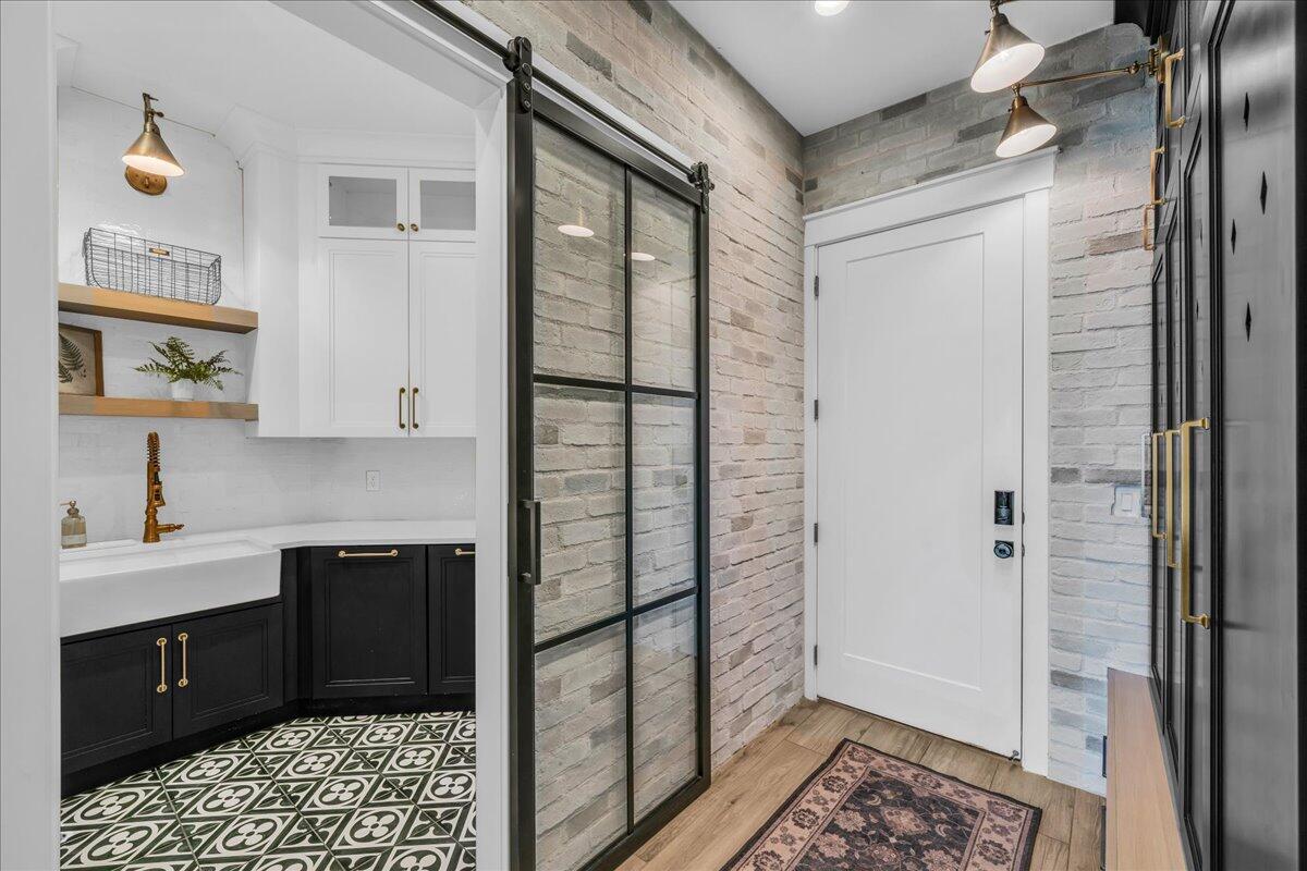 2787 E Cliff Shadow DR