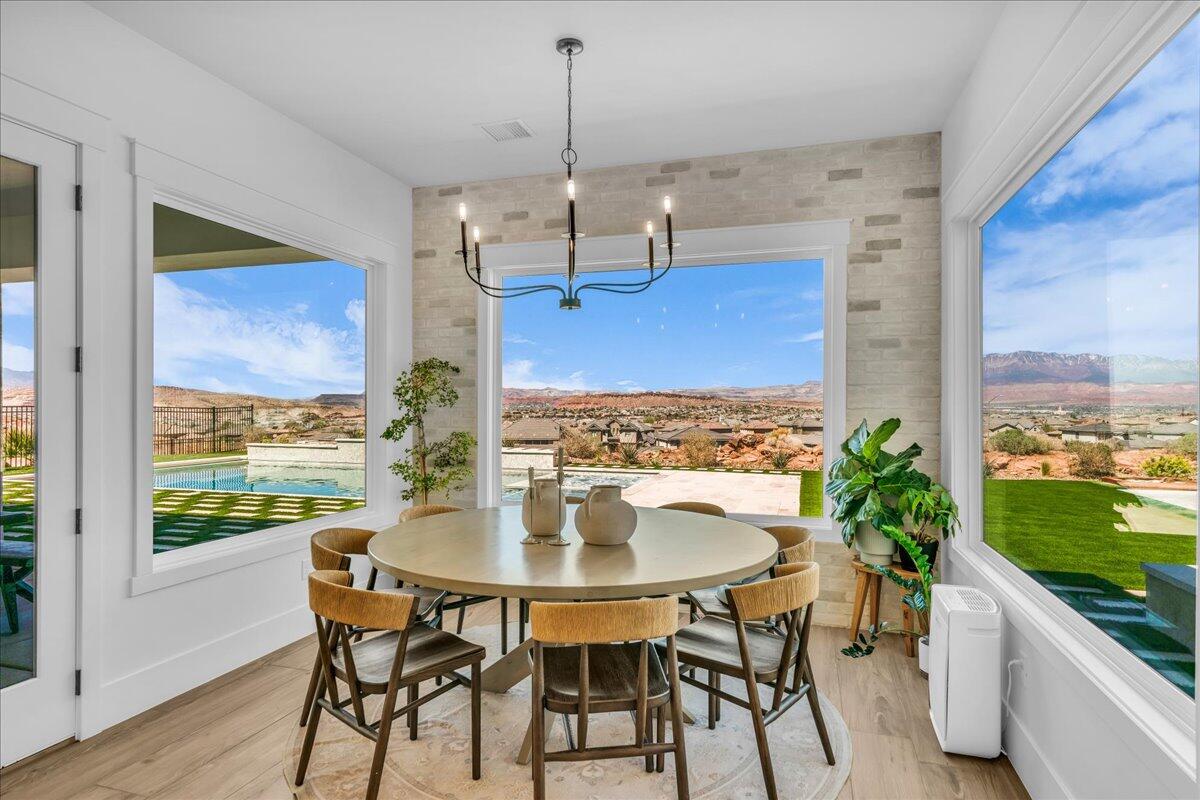 2787 E Cliff Shadow DR