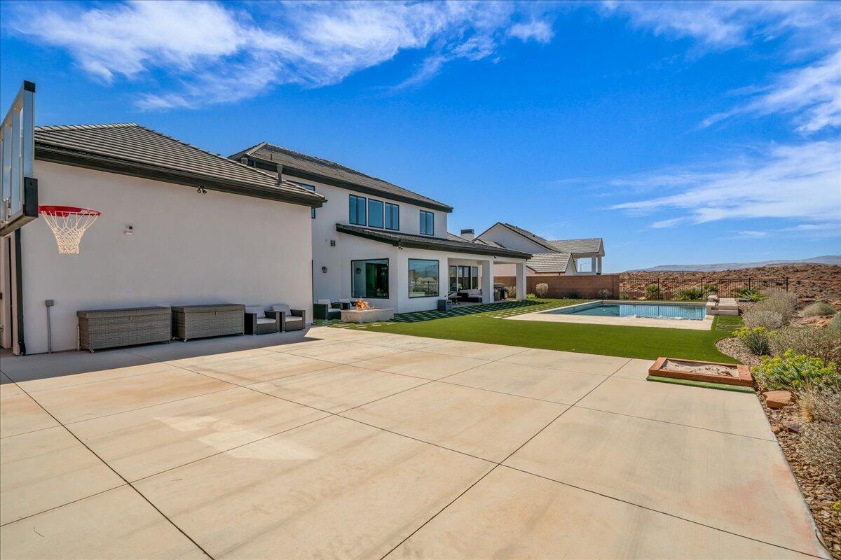 2787 E Cliff Shadow DR