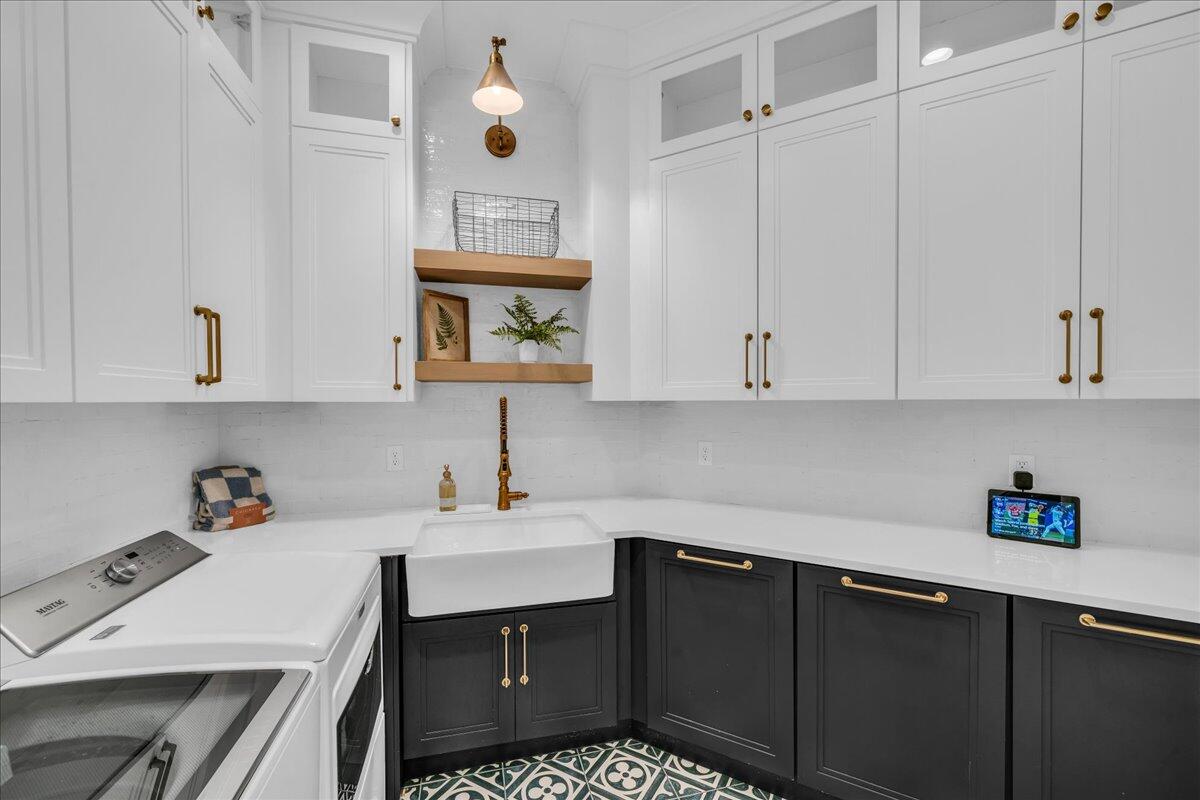 2787 E Cliff Shadow DR