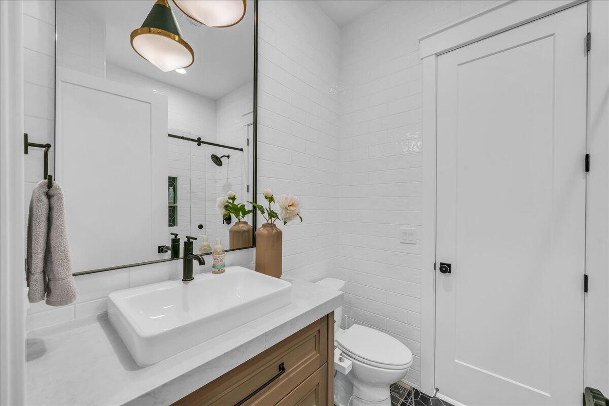 2787 E Cliff Shadow DR