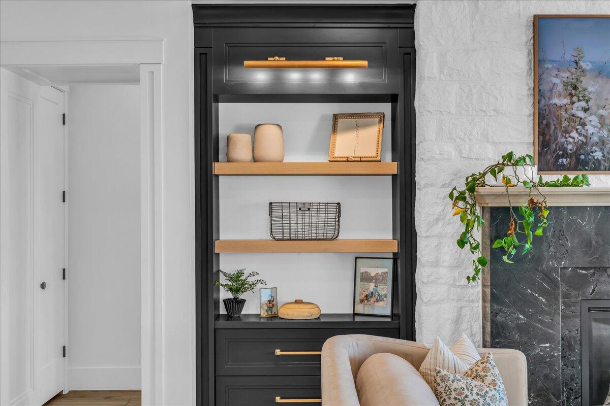 2787 E Cliff Shadow DR