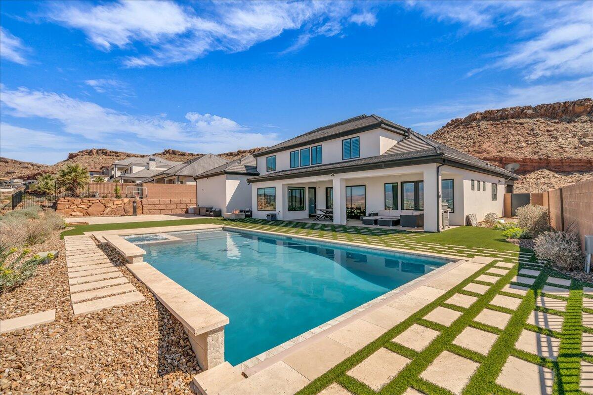 2787 E Cliff Shadow DR