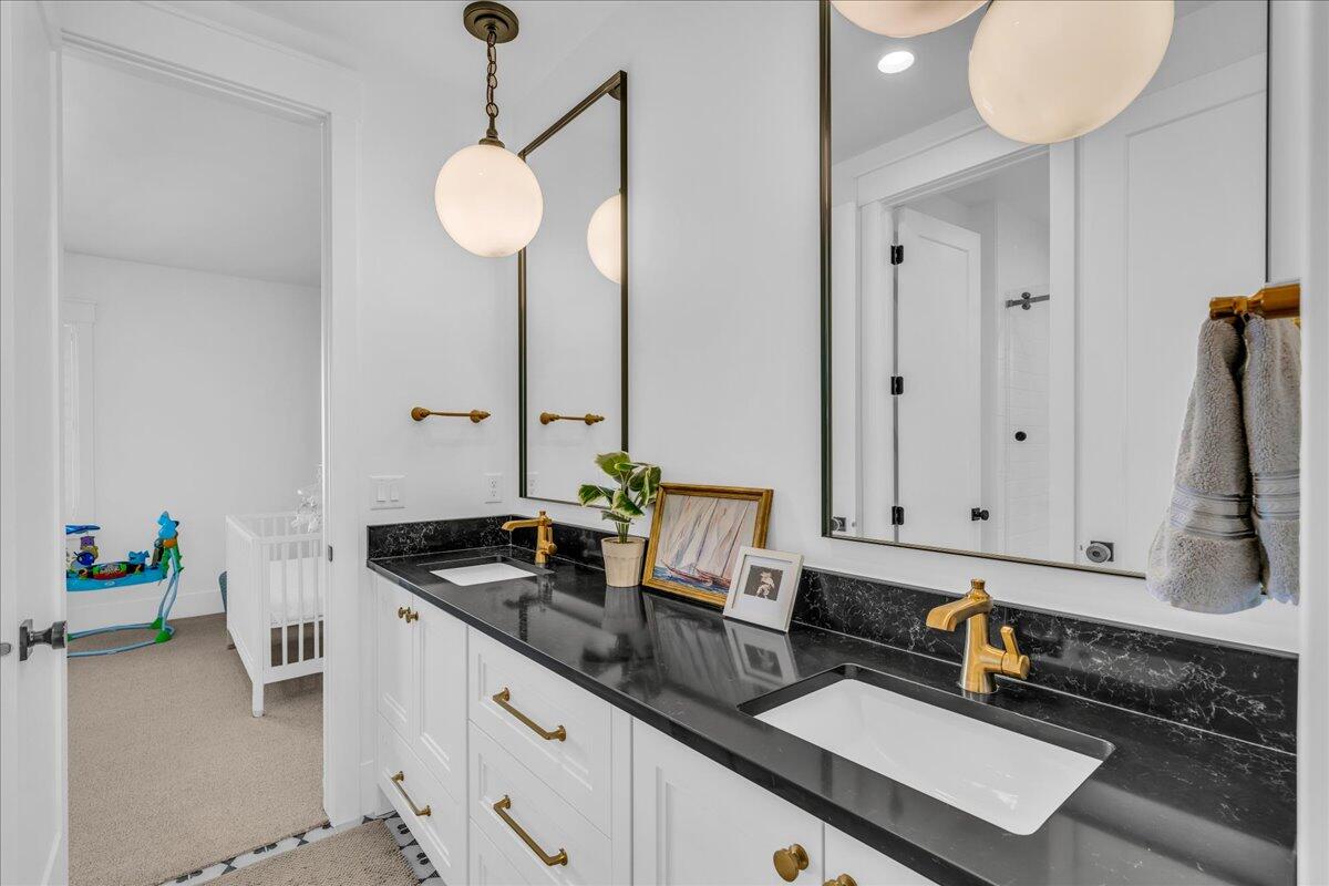 2787 E Cliff Shadow DR