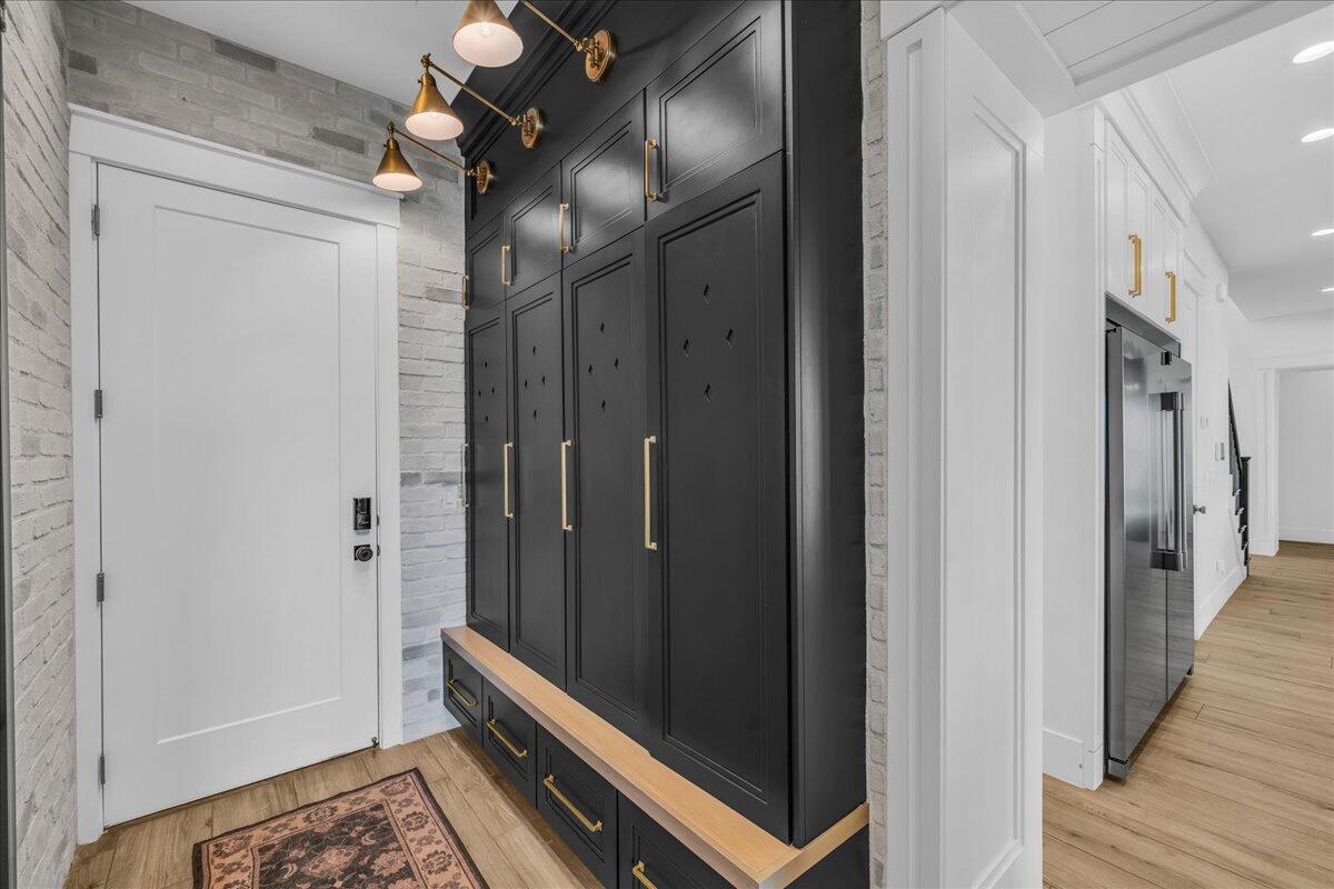 2787 E Cliff Shadow DR