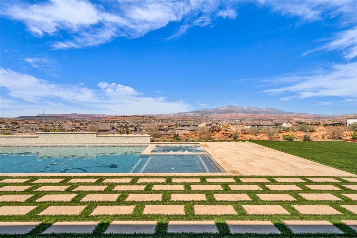 2787 E Cliff Shadow DR