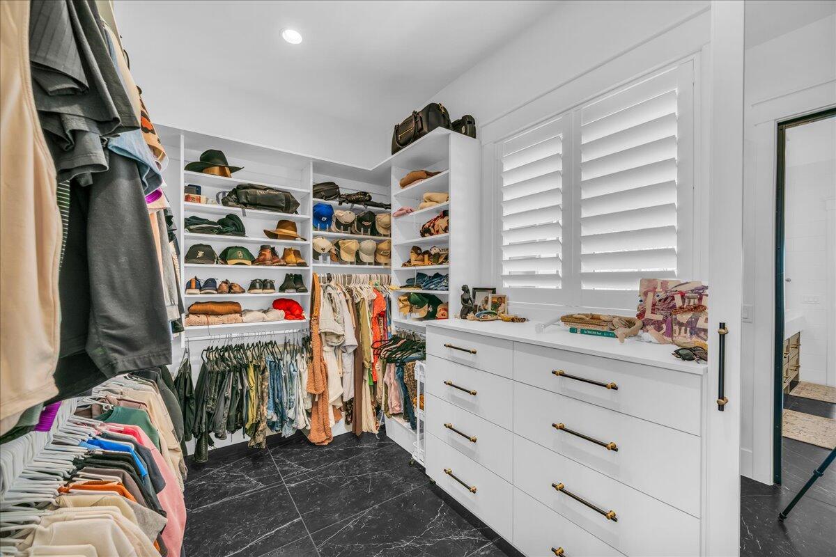 2787 E Cliff Shadow DR