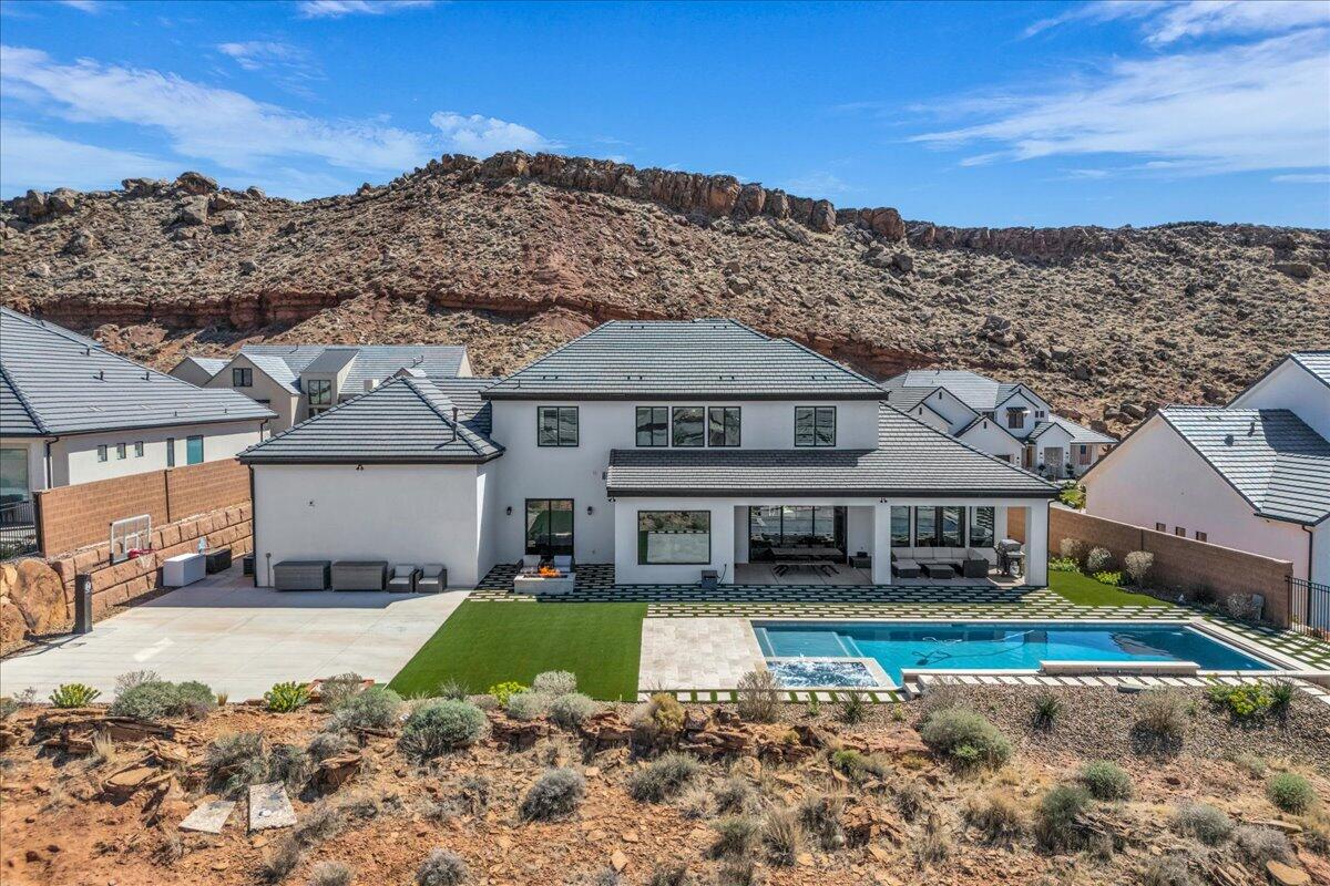 2787 E Cliff Shadow DR