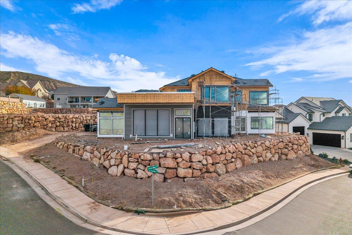 1226 E PONY TRAIL Way