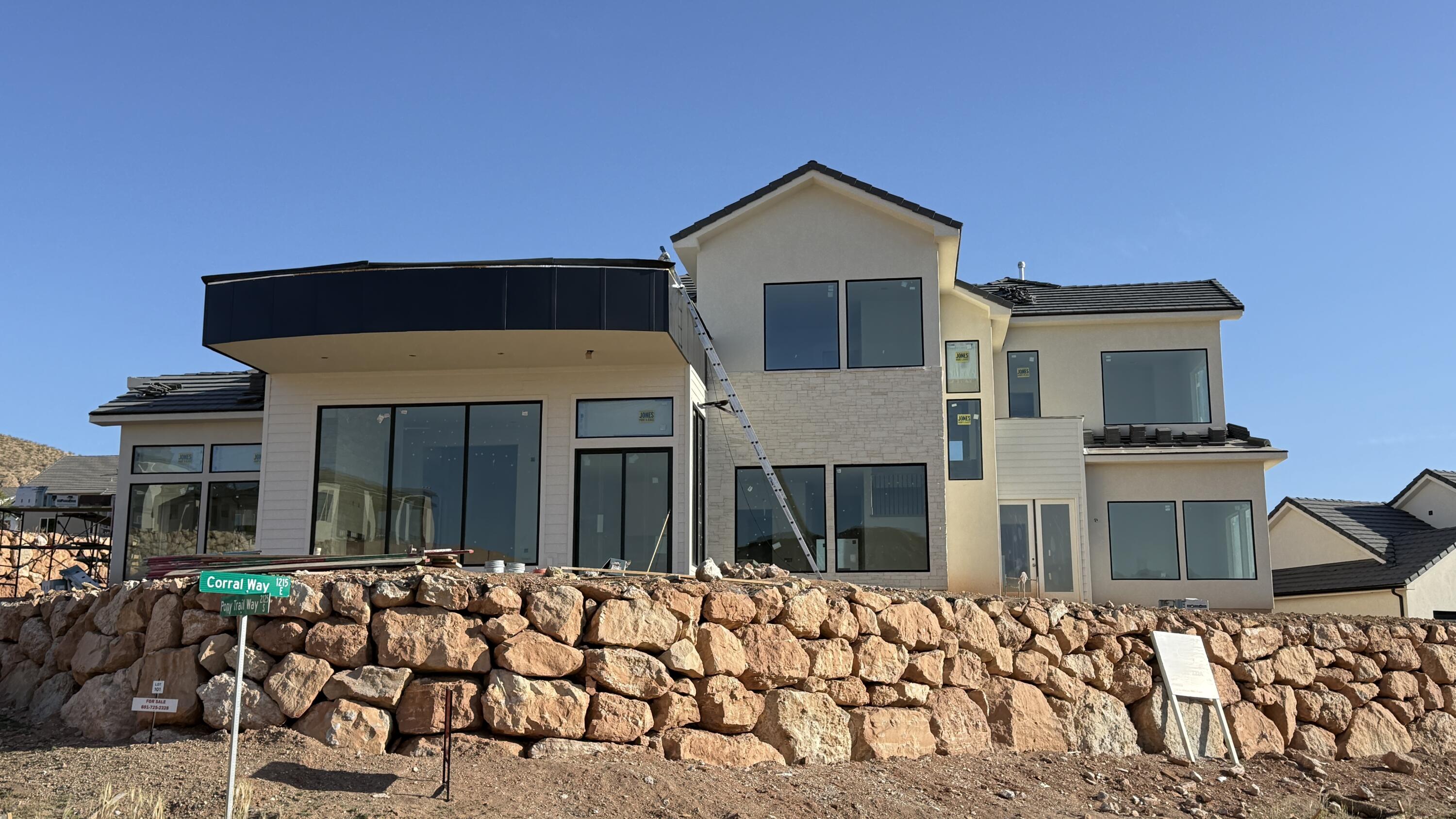 1226 E PONY TRAIL Way